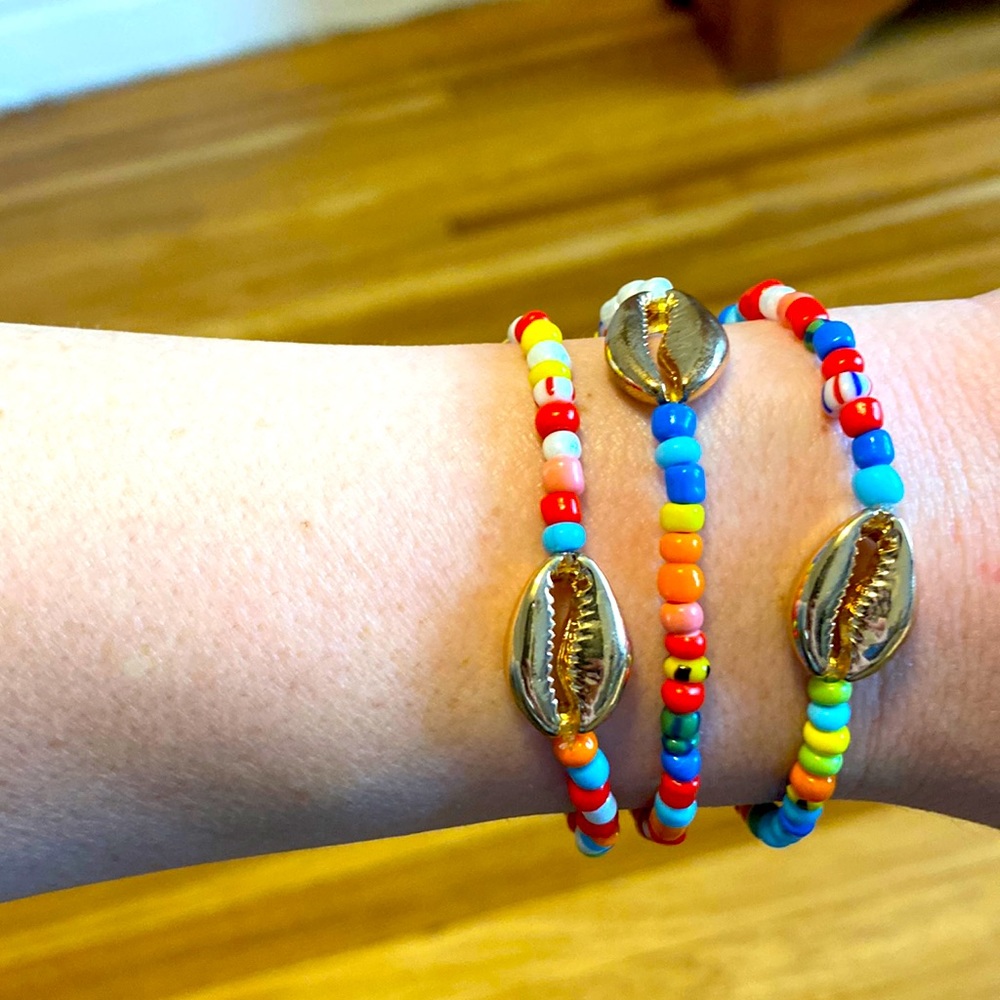 Elastic beaded gold shell bracelets - Anthropologie
